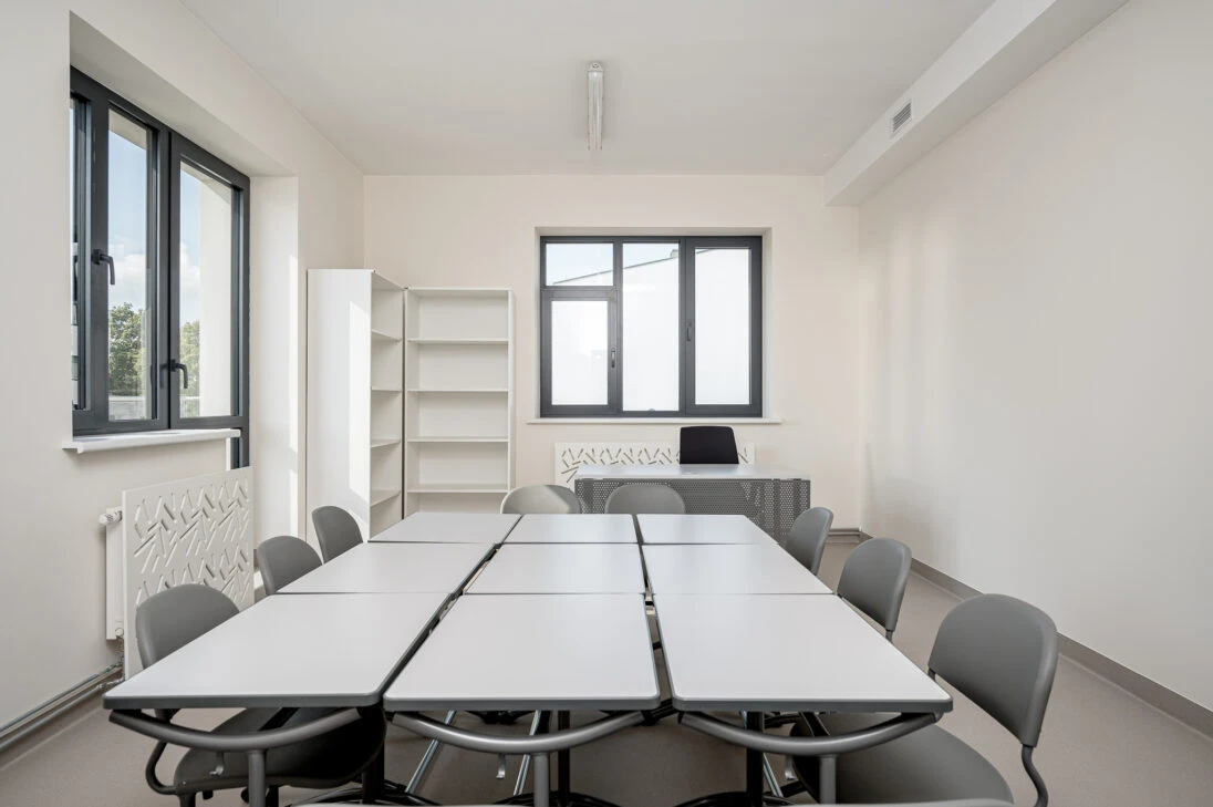 BEN_6829-1-1096x729 Prima 1130 skolēnu galds ar fiksētu virsmu - Image 7