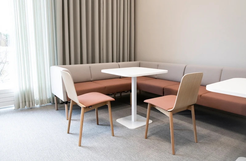 JPG+Pieni_Sandsund_skola_2024_00082 Tutto ar četrām metāla kājām - Image 3