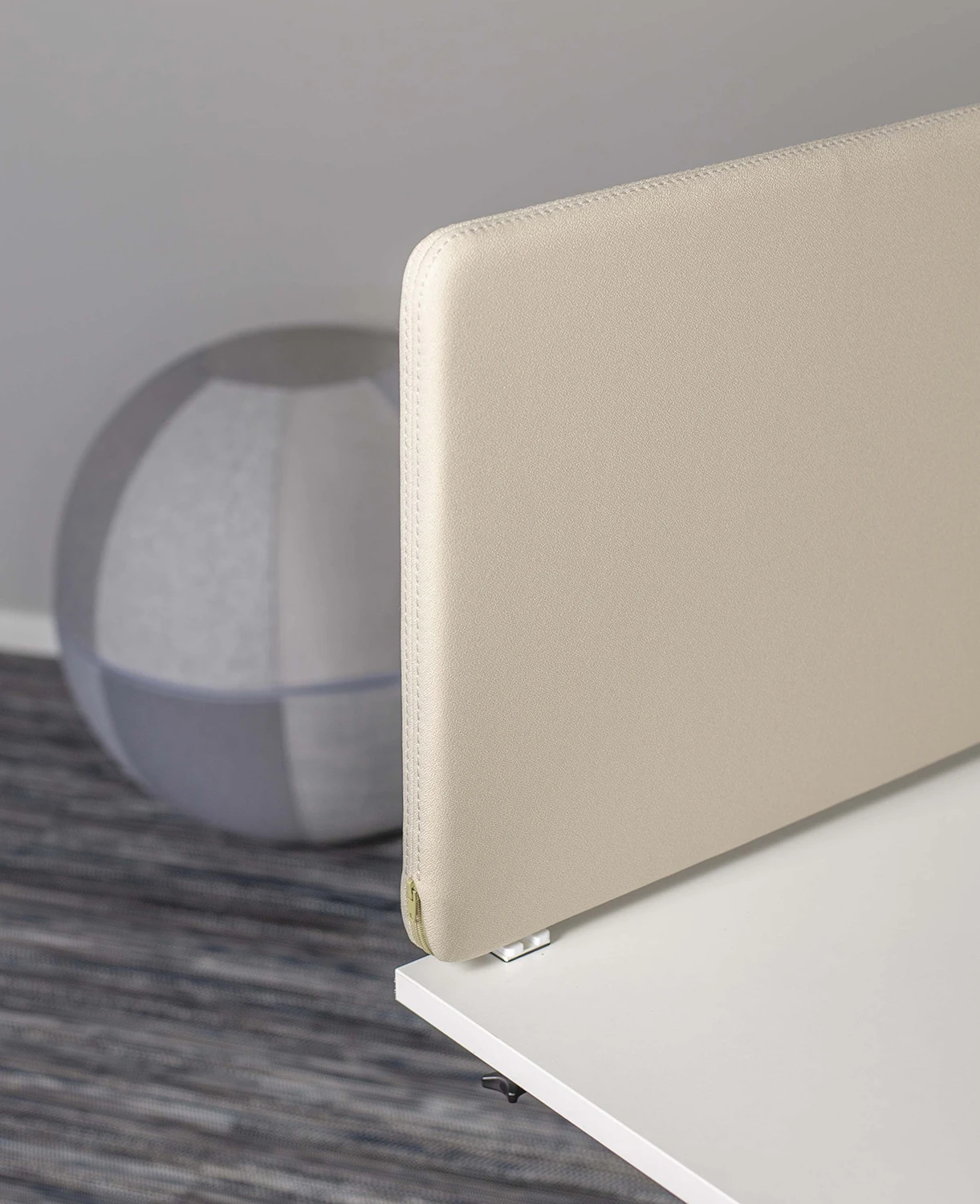 _storage_10964C3CE7B860D7ABF17484E8CA143FE31DB72C3846EEF9D92BE36057ECB745_5fe6dc1e2f2643e5bf8bc582b73d585d_jpg_media_b858c514b8f446e695da2bb48ad37e2b_ScreenIt_A30_ovan_bord_2 ScreenIT A30 Above desk - Image 1