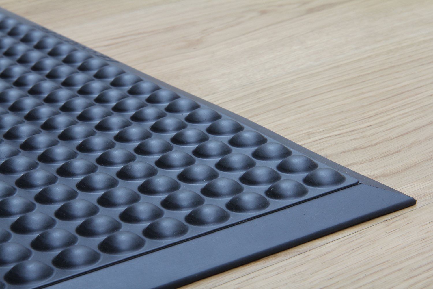 _storage_B7D4E3B683137CDB20B76D5994291E681B116F21F6EA6D4AE1C6A90A39382CEE_8297a91958224fe2bd6ef61e2919f100_jpg_media_4a73e986f8ea489c9baa21681cbf84cb_D_180000_180001_Bubble_Standzon_gotessons Stāvpaklājs StandzOn Bubble - Image 2